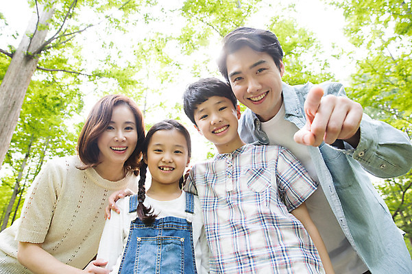 포토 JPG 주간 나무 여자 남자 어린이 로우앵글 40대 가족 미소 사람 여러명 상반신 성인 야외 앞모습 10대 30대 부모 한국인 자녀 가리킴 핵가족 남이섬 국내포토 자연요소 식물 뷰포인트 섬 중년 다수 관계 청소년 표정 동양인 손짓 장년 강원도 파일형식