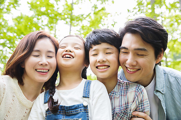 포토 JPG 주간 나무 여자 남자 어린이 40대 가족 미소 사람 근접촬영 여러명 상반신 성인 야외 앞모습 10대 30대 부모 눈감음 한국인 자녀 핵가족 즐거움 남이섬 국내포토 자연요소 식물 감정 뷰포인트 섬 중년 다수 관계 모션 청소년 표정 동양인 장년 강원도 파일형식