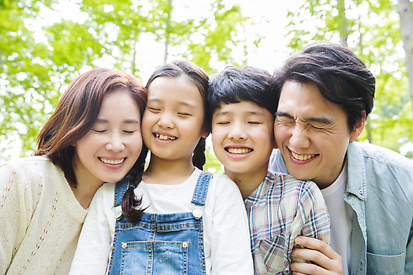 포토 JPG 주간 나무 여자 남자 어린이 40대 가족 미소 사람 여러명 상반신 성인 야외 앞모습 10대 30대 부모 눈감음 한국인 자녀 핵가족 즐거움 남이섬 국내포토 자연요소 식물 감정 뷰포인트 섬 중년 다수 관계 모션 청소년 표정 동양인 장년 강원도 파일형식