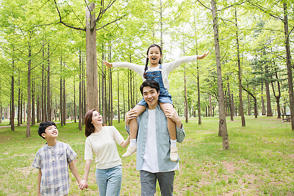 포토 JPG 주간 전신 나무 여자 남자 어린이 40대 가족 팔벌리기 미소 사람 잔디 여러명 상반신 성인 야외 앞모습 10대 30대 부모 손잡기 한국인 자녀 목말 숲 핵가족 즐거움 남이섬 국내포토 자연요소 식물 감정 뷰포인트 섬 중년 다수 관계 모션 청소년 표정 동양인 장년 강원도 파일형식