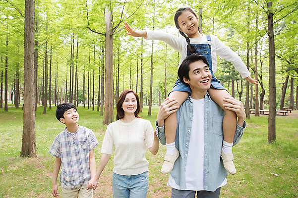 포토 JPG 주간 전신 나무 여자 남자 어린이 40대 가족 팔벌리기 미소 사람 잔디 여러명 상반신 성인 야외 앞모습 10대 30대 부모 걷기 손잡기 한국인 자녀 목말 숲 핵가족 즐거움 남이섬 국내포토 자연요소 식물 감정 뷰포인트 섬 중년 다수 관계 모션 청소년 표정 동양인 장년 강원도 파일형식