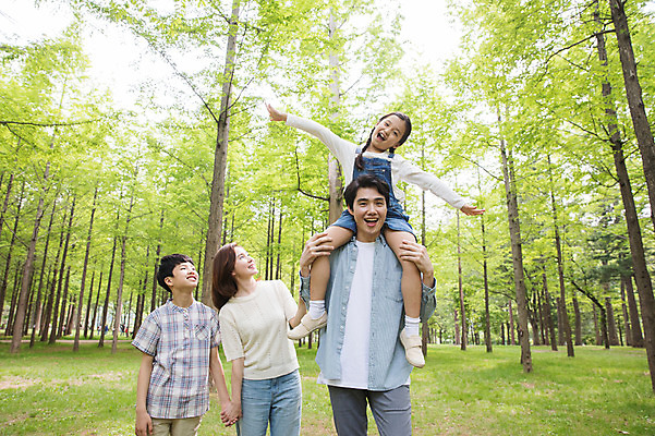 포토 JPG 주간 전신 나무 여자 남자 어린이 40대 가족 팔벌리기 미소 사람 잔디 여러명 상반신 성인 야외 앞모습 10대 30대 부모 손잡기 한국인 자녀 목말 숲 핵가족 즐거움 남이섬 국내포토 자연요소 식물 감정 뷰포인트 섬 중년 다수 관계 모션 청소년 표정 동양인 장년 강원도 파일형식