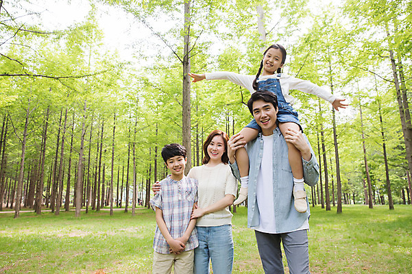 포토 JPG 주간 전신 나무 여자 남자 어린이 40대 가족 팔벌리기 미소 사람 여러명 상반신 성인 야외 앞모습 10대 30대 부모 한국인 자녀 목말 숲 핵가족 즐거움 남이섬 어깨에손 국내포토 자연요소 식물 감정 뷰포인트 섬 중년 다수 관계 모션 청소년 표정 동양인 장년 강원도 파일형식
