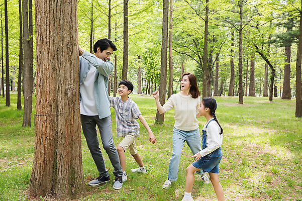 포토 JPG 주간 전신 여자 남자 어린이 40대 포즈 가족 놀이 미소 사람 잔디 여러명 성인 야외 옆모습 10대 30대 부모 한국인 자녀 정지 숲 핵가족 나무기둥 남이섬 무궁화꽃이피었습니다 술래 국내포토 자연요소 식물 뷰포인트 섬 중년 다수 관계 모션 청소년 표정 동양인 장년 강원도 파일형식