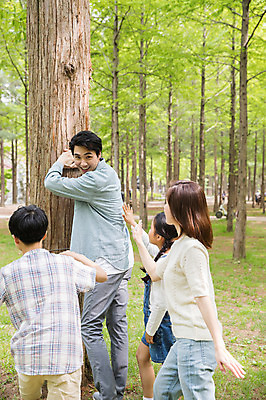 포토 JPG 주간 전신 나무 여자 남자 어린이 40대 포즈 가족 미소 사람 잔디 여러명 상반신 성인 야외 옆모습 뒷모습 10대 30대 부모 한국인 자녀 뒤돌아보기 정지 숲 핵가족 나무기둥 남이섬 놀기 무궁화꽃이피었습니다 술래 국내포토 자연요소 식물 뷰포인트 섬 중년 다수 관계 모션 청소년 놀이 표정 동양인 장년 강원도 파일형식