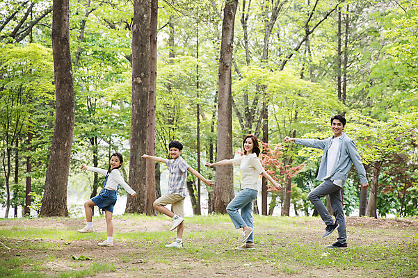 포토 JPG 주간 전신 나무 여자 남자 어린이 40대 가족 미소 사람 잔디 여러명 성인 야외 옆모습 10대 30대 부모 손들기 한국인 자녀 숲 핵가족 남이섬 다리들기 국내포토 자연요소 식물 뷰포인트 섬 중년 다수 관계 모션 청소년 표정 동양인 장년 강원도 파일형식