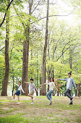 포토 JPG 주간 전신 나무 여자 남자 어린이 40대 가족 팔벌리기 미소 사람 잔디 여러명 성인 야외 옆모습 10대 30대 부모 걷기 한국인 자녀 숲속 손내밀기 핵가족 남이섬 다리들기 행진 국내포토 자연요소 식물 뷰포인트 섬 중년 다수 관계 모션 청소년 표정 동양인 손짓 장년 숲 강원도 파일형식