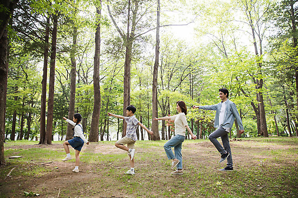포토 JPG 주간 전신 나무 여자 남자 어린이 40대 포즈 가족 미소 사람 여러명 성인 야외 옆모습 10대 30대 부모 한국인 자녀 숲속 손내밀기 핵가족 남이섬 다리들기 행진 국내포토 자연요소 식물 뷰포인트 섬 중년 다수 관계 모션 청소년 표정 동양인 손짓 장년 숲 강원도 파일형식