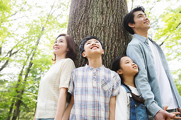 포토 JPG 주간 여자 남자 어린이 로우앵글 40대 가족 서기 미소 사람 여러명 상반신 성인 야외 앞모습 10대 30대 부모 손잡기 기댐 한국인 자녀 나뭇가지 핵가족 나무기둥 남이섬 국내포토 자연요소 나무 뷰포인트 섬 중년 다수 관계 모션 청소년 표정 동양인 장년 강원도 파일형식