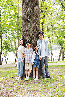 포토 JPG 주간 전신 여자 남자 어린이 40대 가족 미소 사람 여러명 성인 야외 앞모습 10대 30대 부모 손잡기 기댐 한국인 자녀 숲속 핵가족 나무기둥 남이섬 국내포토 자연요소 뷰포인트 섬 중년 다수 관계 모션 청소년 표정 동양인 장년 숲 강원도 파일형식