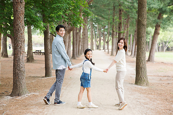 포토 JPG 주간 전신 나무 여자 남자 어린이 40대 벤치 가족 미소 사람 성인 야외 뒷모습 세명 30대 부모 걷기 손잡기 산책 한국인 자녀 뒤돌아보기 핵가족 숲길 남이섬 국내포토 자연요소 식물 길 뷰포인트 섬 중년 의자 관계 모션 휴식 표정 동양인 장년 강원도 파일형식
