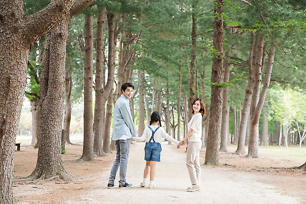 포토 JPG 주간 전신 나무 여자 남자 어린이 40대 가족 미소 사람 성인 야외 뒷모습 세명 30대 부모 걷기 손잡기 산책 한국인 자녀 뒤돌아보기 핵가족 숲길 남이섬 국내포토 자연요소 식물 길 뷰포인트 섬 중년 관계 모션 휴식 표정 동양인 장년 강원도 파일형식
