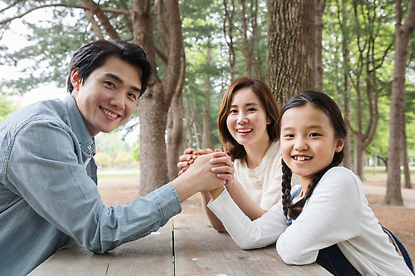 포토 JPG 주간 나무 여자 남자 어린이 40대 가족 미소 사람 앉기 상반신 성인 야외 옆모습 세명 30대 부모 손잡기 한국인 자녀 숲 핵가족 팔씨름 남이섬 야외테이블 국내포토 자연요소 식물 뷰포인트 섬 중년 관계 모션 놀이 탁자 표정 동양인 장년 강원도 파일형식