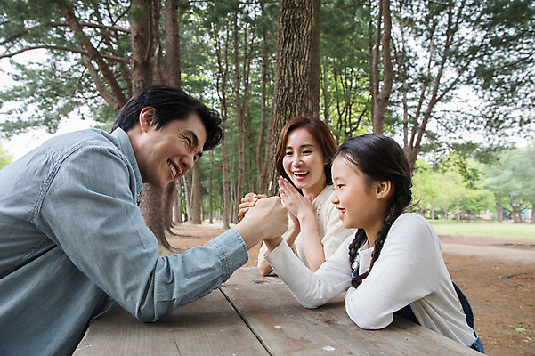 포토 JPG 주간 나무 여자 남자 어린이 40대 벤치 가족 미소 사람 앉기 상반신 성인 야외 옆모습 세명 30대 부모 한국인 자녀 숲 핵가족 팔씨름 남이섬 야외테이블 국내포토 자연요소 식물 뷰포인트 섬 중년 의자 관계 모션 놀이 탁자 표정 동양인 장년 강원도 파일형식