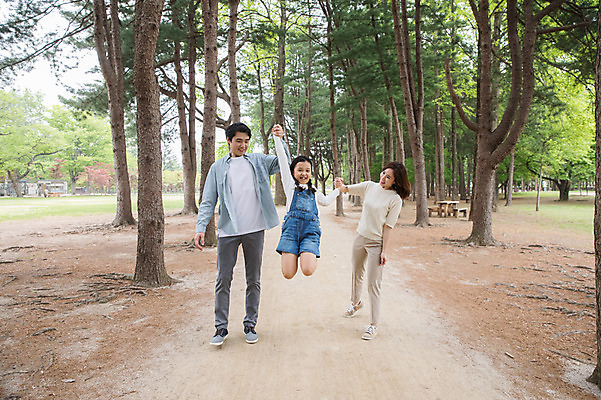 포토 JPG 주간 전신 나무 부부 여자 남자 딸 어린이 40대 벤치 가족 미소 사람 잔디 성인 야외 앞모습 세명 30대 부모 손잡기 점프 한국인 자녀 핵가족 즐거움 숲길 남이섬 국내포토 자연요소 식물 커플 감정 길 뷰포인트 섬 중년 의자 관계 모션 표정 동양인 장년 강원도 파일형식