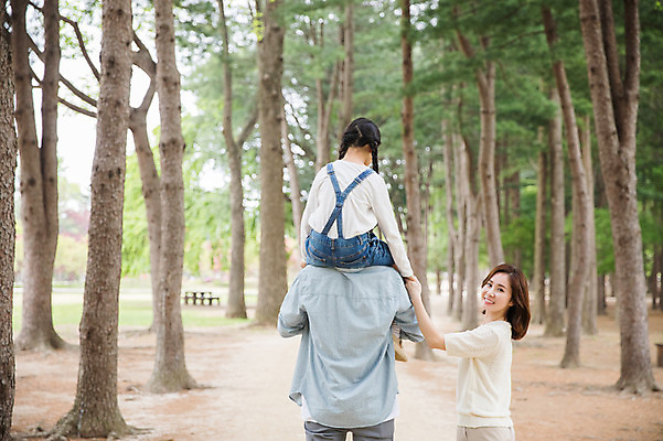 포토 JPG 주간 나무 부부 여자 남자 딸 어린이 40대 가족 미소 사람 상반신 성인 야외 옆모습 뒷모습 세명 30대 부모 손잡기 한국인 자녀 목말 핵가족 숲길 남이섬 국내포토 자연요소 식물 커플 길 뷰포인트 섬 중년 관계 모션 표정 동양인 장년 강원도 파일형식
