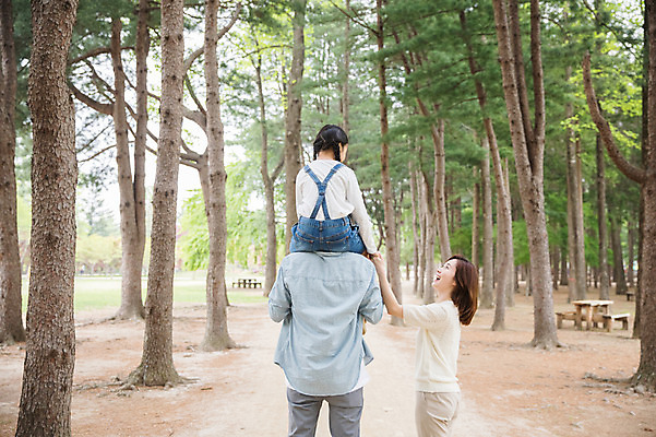 포토 JPG 주간 나무 여자 남자 어린이 40대 벤치 가족 미소 사람 상반신 성인 야외 옆모습 뒷모습 세명 30대 부모 손잡기 한국인 자녀 목말 핵가족 숲길 남이섬 국내포토 자연요소 식물 길 뷰포인트 섬 중년 의자 관계 모션 표정 동양인 장년 강원도 파일형식
