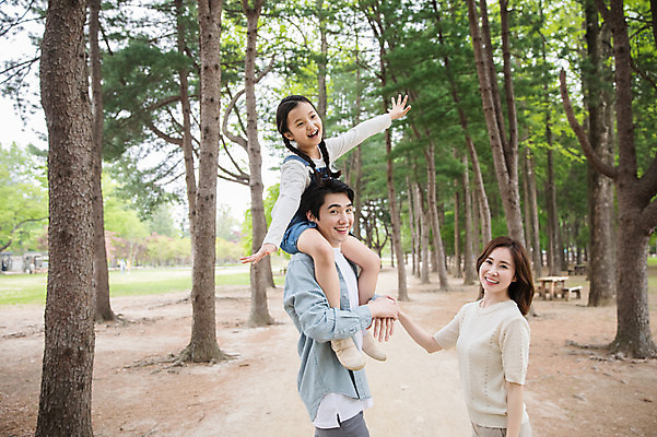 포토 JPG 주간 나무 부부 여자 남자 딸 어린이 40대 벤치 가족 팔벌리기 미소 사람 상반신 성인 야외 옆모습 세명 30대 부모 손잡기 한국인 자녀 목말 핵가족 즐거움 숲길 남이섬 국내포토 자연요소 식물 커플 감정 길 뷰포인트 섬 중년 의자 관계 모션 표정 동양인 장년 강원도 파일형식