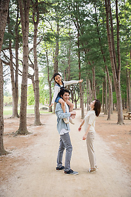 포토 JPG 주간 전신 나무 여자 남자 어린이 40대 가족 팔벌리기 서기 미소 사람 성인 야외 옆모습 세명 30대 부모 한국인 자녀 목말 핵가족 즐거움 숲길 남이섬 국내포토 자연요소 식물 감정 길 뷰포인트 섬 중년 관계 모션 표정 동양인 장년 강원도 파일형식