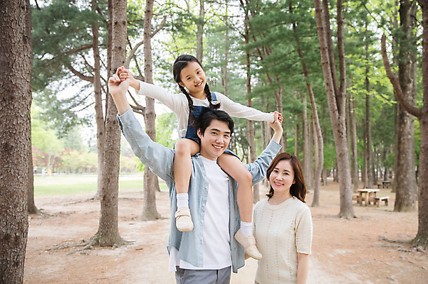 포토 JPG 주간 전신 나무 여자 남자 어린이 40대 벤치 가족 팔벌리기 미소 사람 상반신 성인 야외 앞모습 세명 30대 부모 한국인 자녀 목말 숲 핵가족 남이섬 국내포토 자연요소 식물 뷰포인트 섬 중년 의자 관계 모션 표정 동양인 장년 강원도 파일형식