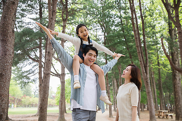 포토 JPG 주간 전신 나무 여자 남자 어린이 40대 가족 팔벌리기 미소 사람 상반신 성인 야외 앞모습 옆모습 세명 30대 부모 한국인 자녀 목말 숲 핵가족 즐거움 남이섬 국내포토 자연요소 식물 감정 뷰포인트 섬 중년 관계 모션 표정 동양인 장년 강원도 파일형식