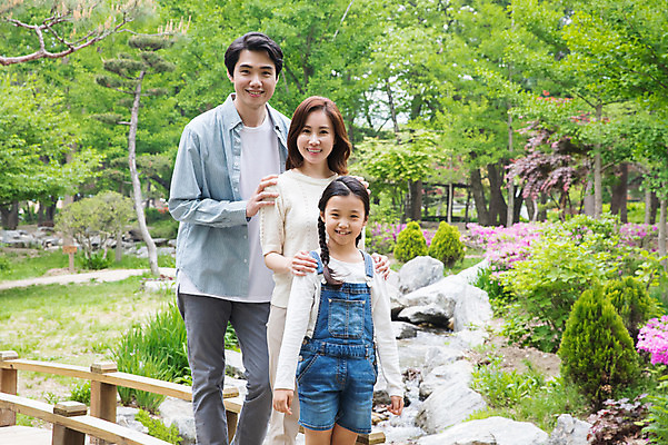 포토 JPG 주간 나무 여자 남자 꽃 어린이 40대 가족 서기 미소 사람 상반신 성인 야외 앞모습 세명 30대 부모 한국인 바위 자녀 숲 핵가족 남이섬 가교 국내포토 자연요소 식물 건축물 뷰포인트 섬 중년 관계 모션 표정 동양인 장년 돌_바위 강원도 파일형식