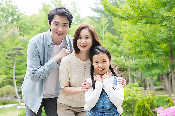 포토 JPG 주간 나무 여자 남자 어린이 40대 가족 서기 미소 사람 상반신 성인 야외 앞모습 세명 30대 부모 한국인 자녀 숲 핵가족 남이섬 어깨에손 국내포토 자연요소 식물 뷰포인트 섬 중년 관계 모션 표정 동양인 장년 강원도 파일형식