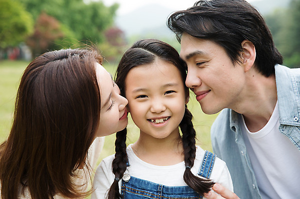 포토 JPG 주간 나무 부부 여자 남자 딸 어린이 40대 가족 미소 사람 잔디 상반신 성인 야외 앞모습 옆모습 세명 30대 부모 한국인 자녀 스킨십 핵가족 남이섬 국내포토 자연요소 식물 커플 뷰포인트 섬 중년 관계 표정 동양인 장년 강원도 파일형식