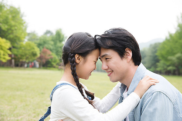 포토 JPG 주간 나무 여자 남자 어린이 40대 가족 미소 사람 잔디 상반신 성인 야외 두명 옆모습 부모 마주보기 한국인 자녀 핵가족 남이섬 어깨에손 국내포토 자연요소 식물 뷰포인트 섬 중년 관계 모션 표정 동양인 강원도 파일형식