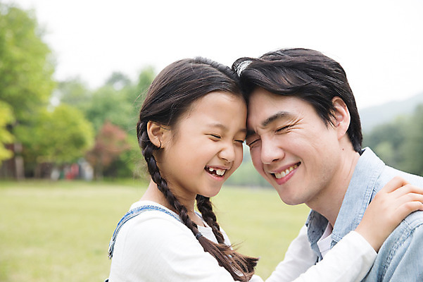 포토 JPG 주간 나무 여자 남자 딸 얼굴 어린이 40대 가족 미소 사람 잔디 상반신 성인 야외 두명 옆모습 신체부위 부모 눈감음 한국인 자녀 아빠 핵가족 남이섬 어깨에손 부녀 국내포토 자연요소 식물 뷰포인트 섬 중년 관계 모션 표정 동양인 강원도 파일형식