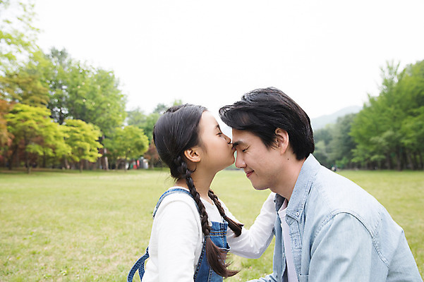 포토 JPG 주간 나무 여자 남자 딸 어린이 40대 가족 키스 사람 잔디 상반신 성인 야외 두명 옆모습 부모 한국인 자녀 아빠 숲 핵가족 남이섬 부녀 국내포토 자연요소 식물 뷰포인트 섬 중년 관계 동양인 애정표현 강원도 파일형식