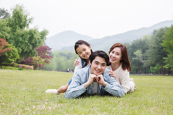 포토 JPG 주간 전신 나무 부부 여자 남자 딸 어린이 엎드리기 40대 가족 자연 미소 사람 잔디 상반신 성인 야외 앞모습 세명 30대 부모 턱괴기 한국인 자녀 숲 핵가족 남이섬 어깨에손 국내포토 자연요소 식물 커플 뷰포인트 섬 중년 관계 모션 표정 동양인 장년 생태계 강원도 파일형식