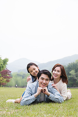포토 JPG 주간 전신 나무 부부 여자 남자 딸 어린이 엎드리기 40대 가족 미소 사람 잔디 상반신 성인 야외 앞모습 세명 30대 부모 턱괴기 한국인 자녀 핵가족 남이섬 어깨에손 국내포토 자연요소 식물 커플 뷰포인트 섬 중년 관계 모션 표정 동양인 장년 강원도 파일형식