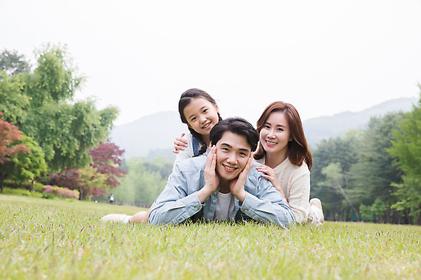 포토 JPG 주간 나무 부부 여자 남자 딸 어린이 엎드리기 40대 가족 미소 사람 잔디 상반신 성인 야외 앞모습 세명 30대 부모 한국인 자녀 숲 핵가족 꽃받침 남이섬 어깨에손 국내포토 자연요소 식물 커플 뷰포인트 섬 중년 관계 모션 표정 동양인 손짓 장년 강원도 파일형식