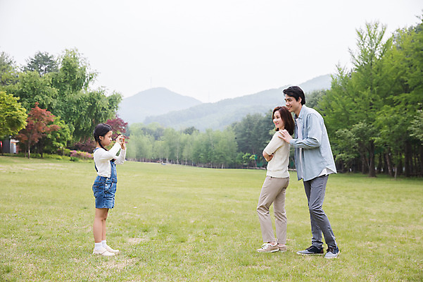 포토 JPG 주간 전신 나무 여자 남자 딸 어린이 40대 포즈 가족 서기 미소 사람 잔디 성인 야외 옆모습 세명 30대 스마트폰 부모 팔짱 사진촬영 한국인 자녀 핵가족 남이섬 어깨에손 국내포토 자연요소 식물 뷰포인트 섬 중년 관계 모션 표정 동양인 장년 핸드폰 스마트기기 촬영 강원도 파일형식