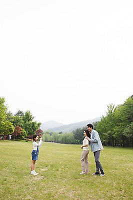 포토 JPG 주간 전신 나무 부부 여자 남자 딸 어린이 40대 가족 서기 미소 사람 잔디 초원 성인 야외 옆모습 세명 30대 부모 사진촬영 한국인 자녀 핵가족 즐거움 남이섬 어깨에손 국내포토 자연요소 식물 커플 감정 뷰포인트 섬 중년 관계 모션 표정 동양인 장년 촬영 강원도 파일형식