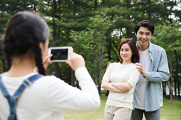 포토 JPG 주간 나무 여자 남자 딸 어린이 40대 포즈 가족 미소 사람 잔디 상반신 성인 야외 앞모습 뒷모습 세명 30대 스마트폰 부모 팔짱 사진촬영 한국인 자녀 핵가족 남이섬 어깨에손 국내포토 자연요소 식물 뷰포인트 섬 중년 관계 모션 표정 동양인 장년 핸드폰 스마트기기 촬영 강원도 파일형식