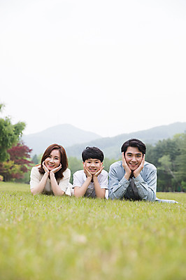 포토 JPG 주간 나무 여자 남자 어린이 엎드리기 40대 가족 미소 사람 잔디 상반신 성인 야외 앞모습 10대 세명 30대 부모 턱괴기 한국인 자녀 핵가족 남이섬 국내포토 자연요소 식물 뷰포인트 섬 중년 관계 모션 청소년 표정 동양인 장년 강원도 파일형식