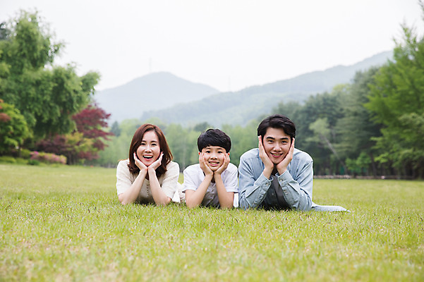 포토 JPG 주간 나무 여자 남자 어린이 엎드리기 40대 가족 미소 사람 잔디 상반신 성인 야외 앞모습 10대 세명 30대 부모 턱괴기 한국인 자녀 핵가족 남이섬 국내포토 자연요소 식물 뷰포인트 섬 중년 관계 모션 청소년 표정 동양인 장년 강원도 파일형식