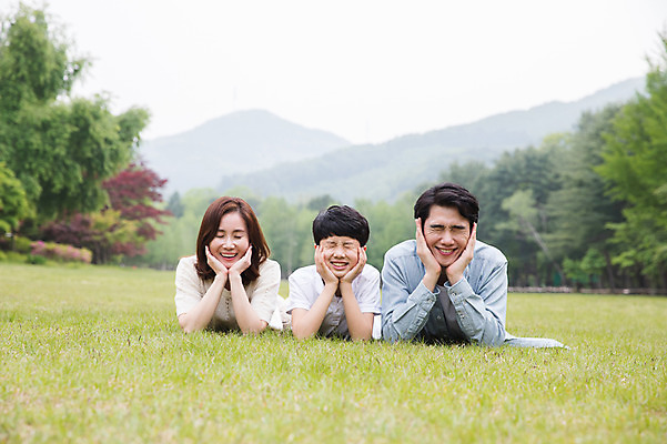 포토 JPG 주간 나무 여자 남자 아들 어린이 엎드리기 40대 가족 미소 사람 잔디 상반신 성인 야외 앞모습 10대 세명 30대 부모 눈감음 턱괴기 한국인 자녀 찡그림 핵가족 남이섬 국내포토 자연요소 식물 뷰포인트 섬 중년 관계 모션 청소년 표정 동양인 장년 강원도 파일형식