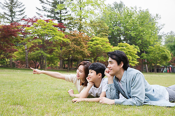 포토 JPG 주간 나무 여자 남자 어린이 엎드리기 40대 가족 미소 사람 잔디 상반신 성인 야외 옆모습 10대 세명 30대 부모 턱괴기 한국인 자녀 가리킴 핵가족 즐거움 남이섬 국내포토 자연요소 식물 감정 뷰포인트 섬 중년 관계 모션 청소년 표정 동양인 손짓 장년 강원도 파일형식