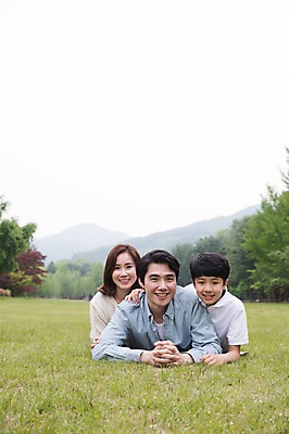 포토 JPG 주간 나무 여자 남자 아들 어린이 엎드리기 40대 가족 미소 사람 잔디 상반신 성인 야외 앞모습 10대 세명 30대 부모 한국인 자녀 숲 핵가족 남이섬 어깨에손 국내포토 자연요소 식물 뷰포인트 섬 중년 관계 모션 청소년 표정 동양인 장년 강원도 파일형식