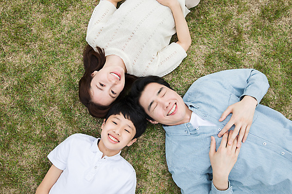 포토 JPG 주간 여자 남자 어린이 40대 가족 미소 사람 잔디 상반신 성인 야외 앞모습 10대 세명 30대 부모 하이앵글 눕기 한국인 자녀 핵가족 즐거움 남이섬 국내포토 자연요소 식물 감정 뷰포인트 섬 중년 관계 모션 청소년 표정 동양인 장년 강원도 파일형식