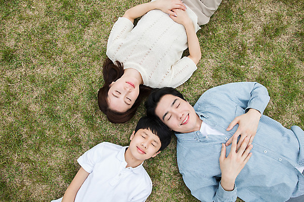 포토 JPG 주간 여자 남자 어린이 40대 가족 미소 사람 잔디 상반신 성인 야외 앞모습 10대 세명 30대 부모 하이앵글 눕기 눈감음 한국인 자녀 핵가족 남이섬 국내포토 자연요소 식물 뷰포인트 섬 중년 관계 모션 청소년 표정 동양인 장년 강원도 파일형식