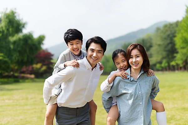 포토 JPG 주간 나무 여자 남자 어린이 40대 가족 미소 사람 초원 여러명 상반신 성인 야외 앞모습 10대 30대 부모 한국인 자녀 핵가족 남이섬 업어주기 국내포토 자연요소 식물 뷰포인트 섬 중년 다수 관계 청소년 표정 동양인 장년 강원도 파일형식