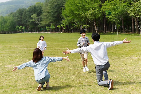 포토 JPG 주간 전신 나무 여자 남자 어린이 40대 가족 팔벌리기 미소 사람 앉기 초원 여러명 성인 야외 앞모습 뒷모습 10대 30대 부모 달리기 마주보기 한국인 자녀 핵가족 남이섬 국내포토 자연요소 식물 뷰포인트 섬 중년 다수 관계 모션 청소년 표정 동양인 장년 강원도 파일형식