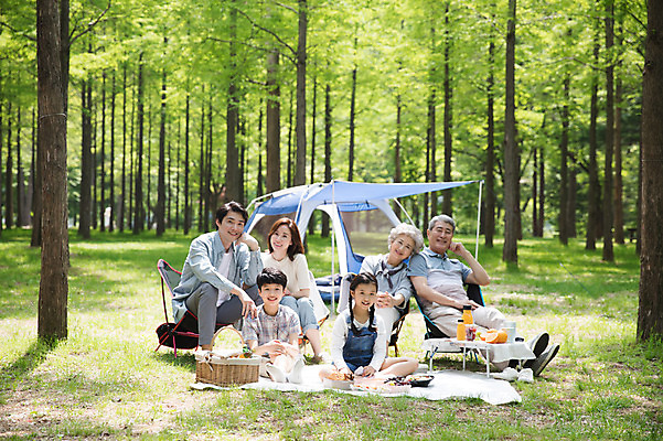 포토 JPG 주간 전신 나무 여자 할아버지 노년 남자 할머니 어린이 40대 가족 자연 엄마 손자 손녀 대가족 텐트 미소 사람 앉기 잔디 초원 여러명 성인 야외 앞모습 10대 30대 기댐 턱괴기 캠핑 한국인 자녀 아빠 60대 숲 돗자리 70대 남이섬 소풍바구니 야외테이블 국내포토 자연요소 식물 뷰포인트 섬 중년 다수 관계 모션 청소년 탁자 레저 표정 캠핑도구 동양인 장년 바구니 손주 생태계 강원도 파일형식