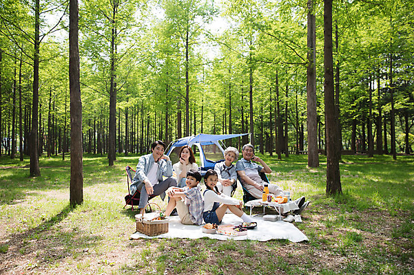 포토 JPG 주간 전신 나무 여자 할아버지 노년 남자 할머니 어린이 40대 가족 자연 엄마 손자 손녀 대가족 텐트 미소 사람 잔디 초원 여러명 성인 야외 앞모습 옆모습 10대 30대 턱괴기 캠핑 한국인 등맞대기 자녀 아빠 60대 숲 돗자리 70대 남이섬 소풍바구니 야외테이블 국내포토 자연요소 식물 뷰포인트 섬 중년 다수 관계 모션 청소년 탁자 레저 표정 캠핑도구 동양인 장년 바구니 손주 생태계 강원도 파일형식