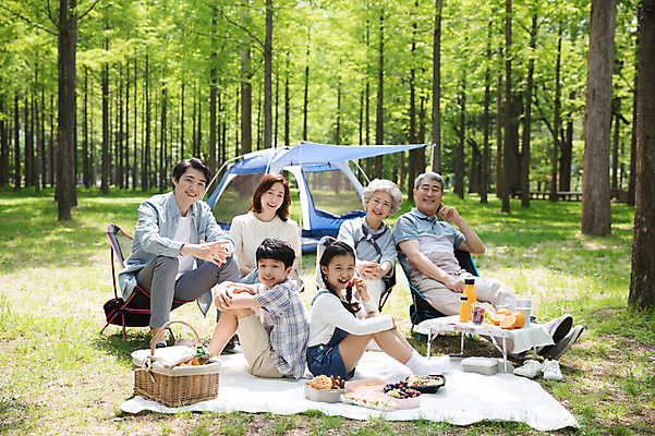 포토 JPG 주간 전신 나무 여자 할아버지 노년 남자 할머니 어린이 40대 가족 자연 엄마 손자 손녀 대가족 남매 텐트 미소 사람 앉기 잔디 초원 여러명 성인 야외 앞모습 옆모습 10대 30대 캠핑 한국인 등맞대기 자녀 아빠 60대 숲 즐거움 돗자리 70대 남이섬 소풍바구니 야외테이블 국내포토 자연요소 식물 감정 뷰포인트 섬 중년 다수 관계 모션 청소년 탁자 레저 표정 캠핑도구 동양인 장년 바구니 손주 생태계 강원도 파일형식