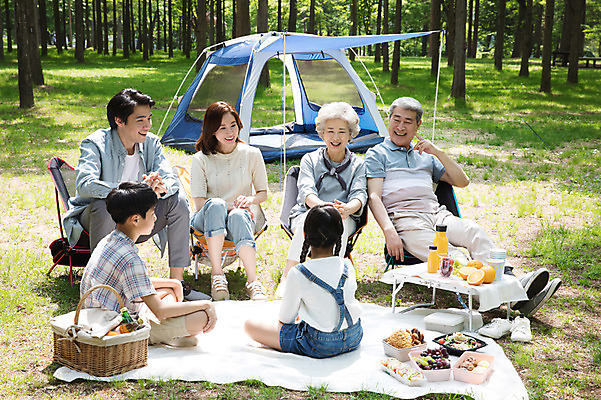 포토 JPG 주간 전신 여자 할아버지 노년 남자 할머니 어린이 40대 가족 자연 엄마 손자 손녀 대가족 텐트 미소 사람 앉기 잔디 초원 여러명 성인 야외 앞모습 옆모습 뒷모습 10대 30대 캠핑 한국인 자녀 아빠 60대 숲 즐거움 돗자리 70대 남이섬 소풍바구니 야외테이블 국내포토 자연요소 식물 감정 뷰포인트 섬 중년 다수 관계 모션 청소년 탁자 레저 표정 캠핑도구 동양인 장년 바구니 손주 생태계 강원도 파일형식